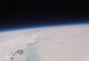 高度29kmを上昇中の大気球から撮影した南極大陸（左）とリュツォホルム湾（右）